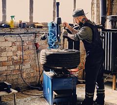 Flynn's Tire Wholesale logo